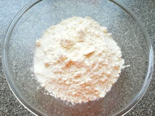 香蕉蔓越莓司康,加入低筋面粉、细砂糖、盐和泡打粉混合均匀。