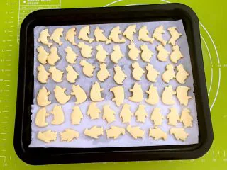 宝宝健康食谱 蛋黄动物饼干,蛋黄动物饼干烤好了