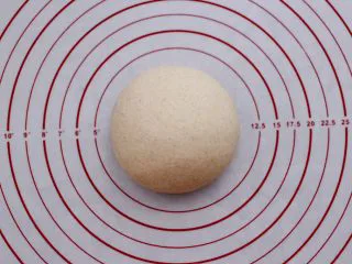 全麦无油贝果,和好的面团无需发酵，直接揉圆后。