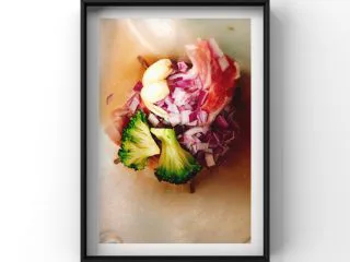 番茄肉酱蝴蝶面,将五花肉，洋葱，西兰花，蒜2个一起放入辅食机搅拌成泥如图3！要是小月龄宝宝吃可不放蒜！