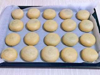 椰香桂花豆沙酥,依次包好，放入垫有油纸的烤盘中。