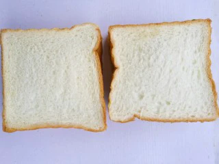 牛油果鸡蛋火腿三明治,压紧。