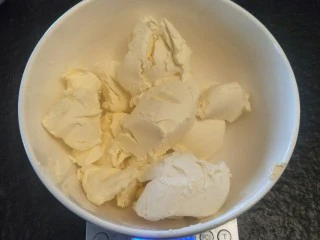 来自冬天的温暖—重芝士布朗尼蛋糕,称210克奶油奶酪。隔水融化。