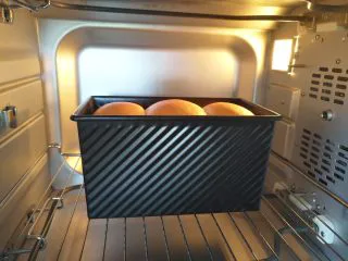 中种北海道吐司,放入预热好的烤箱最下层上下火140度30分钟