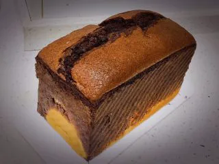 黑砖蜜豆吐司,掀掉烤盘纸冷却。