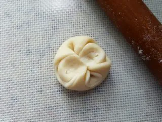 中式点心~玫瑰酥,两边的面向中间聚拢,形成一个圆形。