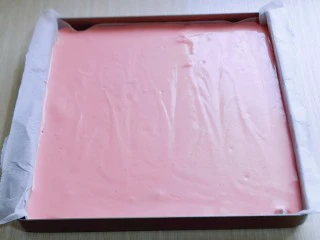 红丝绒草莓奶油蛋糕卷~下午茶必备甜品,拌好的蛋糕糊,细腻光滑,饱满,倒入烤盘中。(烤盘垫上油纸再倒蛋糕液)
