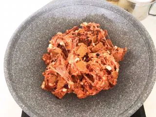 美味小零食 别样雪花酥,快速翻拌，让所有食材都能均匀的融合在一起