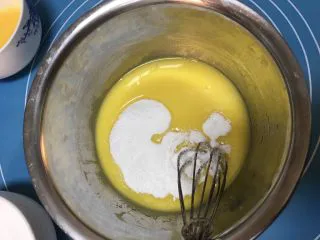 酥掉渣的桃酥,继续加入1g盐、60g白砂糖，搅拌均匀。