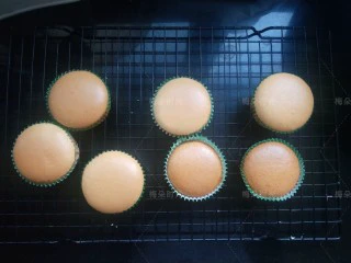 纸杯蛋糕(不塌不裂),此配方能做8个纸杯蛋糕。(有一个出炉就被吃掉了😂)烤好的蛋糕取出带着烤盘端起来轻震几下,然后放在晾网上凉一下。不需要倒扣。烤好的蛋糕不开裂,不塌陷。