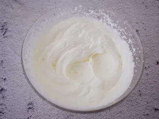 黑芝麻慕斯蛋糕,淡奶加加入白糖,用电动打蛋器打发至明显有纹路,还能流动的状态即可