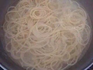 黑椒牛柳意面,水开后倒油下盐,根据不同意面需求时间煮熟