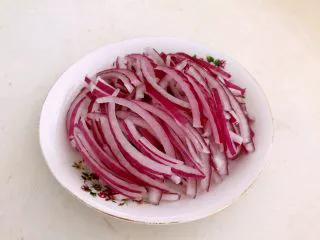 什锦虾仁焗意面,圆葱切丝