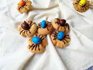 万圣节蜘蛛饼干,还有蓝蜘蛛和棕蜘蛛。