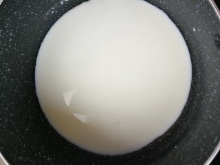 马卡龙~卡仕达酱内陷,牛奶煮开