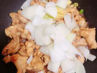 咖喱鸡土豆意面,放入洋葱、小葱、姜片继续翻炒。