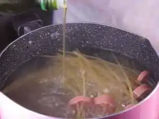 教你一个拌面的新吃法，口感爽滑劲道,等意面烫软至全部浸泡在水中时，加入一小勺的盐、一小勺的橄榄油一同煮。