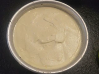 来自冬天的温暖—重芝士布朗尼蛋糕,轻轻抹平表面。