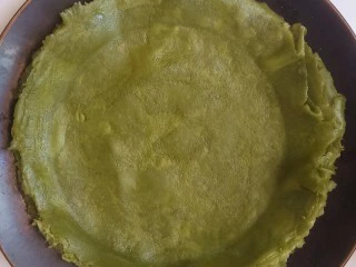 抹茶千层蛋糕,拿一个碗或者圆形容器,在饼皮上压出印,用刀按照轮廓切好