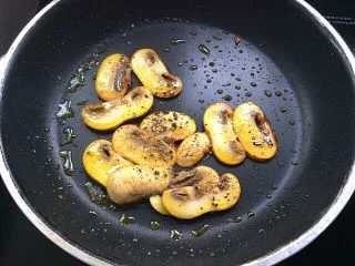 百变鸡蛋+早餐荷包蛋,煎制两面金黄色，放一点点盐，撒入黑胡椒粉出锅备用