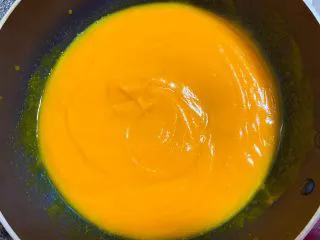 黄金南瓜汤（无奶油版）,然后将南瓜泥倒入锅中，并加入半碗清水