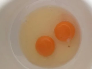 像布朗尼的浓郁巧克力蛋糕(无油全蛋),碗里打两个鸡蛋。这次用全蛋法。