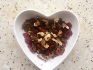 可可麻薯软欧包,同时准备好果干材料 PS:夹馅材料随自己的口味可替换其他的果干