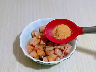 披萨新吃法~奥尔良鸡丁披萨,最后加入奥尔良鸡肉料。