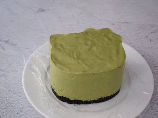 4寸KT猫抹茶慕斯蛋糕,用手轻轻往上提即可脱模成功