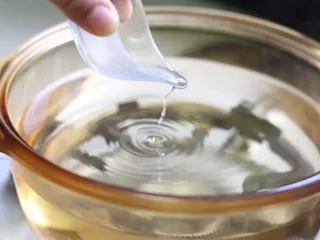 绿色美食+鱼子酱魔鬼蛋,准备一锅清水，加入2ml白醋。