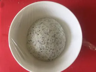 佛系养生黑芝麻辫子面包,第十步:滚圆放入发酵碗中盖上保鲜膜开始一发,室温发酵