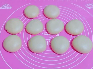 椰香桂花豆沙酥,依次做完，圆嘟嘟哈～