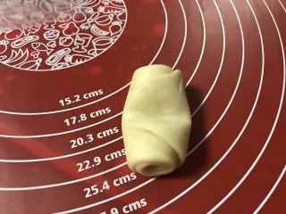 金沙奶黄馅老婆饼,按顺序取一个把中间按扁。