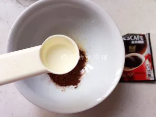 奶香咖啡面包,二次发酵的同时，制作咖啡面糊。速溶咖啡粉用开水溶解，千万记得一定是原味的，不是三合一的那种
