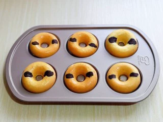 烘焙小白必做～萌狗甜甜圈,翻过来了呦～小狗耳朵出来啦！