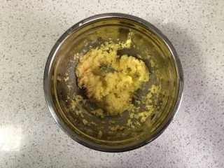 蔓越莓曲奇(原味&可可&抹茶),这是打发好的蛋液黄油,均匀即可,不要过度打发。