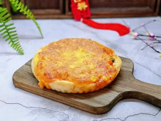 披萨新吃法~奥尔良鸡丁披萨,烤好的披萨取出,脱模啦!