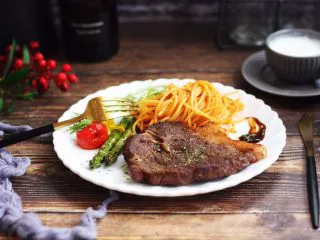 红酒黑胡椒牛排,成品图。