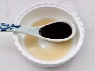 日式柠香烤鳗鱼,再倒入酱油。