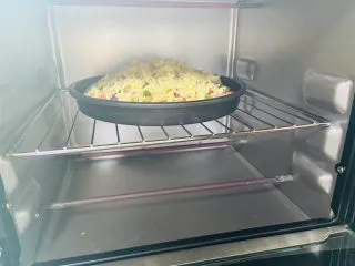 培根火腿披萨,烤箱预热上下管180度十分钟