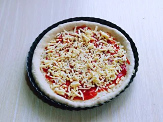 披萨新吃法~奥尔良鸡丁披萨,撒上一层马苏里拉芝士。