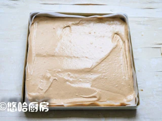 数字生日蛋糕,烤盘中提前铺好油纸,将面糊倒入烤盘中,用刮板将表面大致刮平。