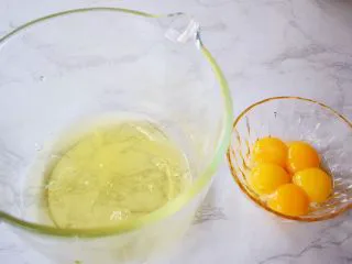 7寸中空双色戚风蛋糕,先把蛋黄和蛋清分离在两个无水无油的盆中