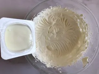 圣诞款红丝绒蛋糕,加入适量酸奶 调制成浓稠的酸奶状