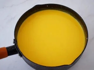 寿星公芒果慕斯蛋糕(十寸),搅拌均匀备用