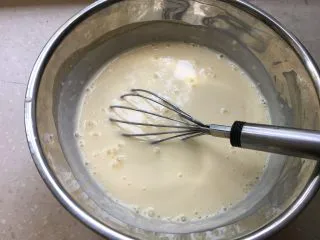 酸奶冻芝士蛋糕,再倒入酸奶芝士糊搅拌均匀。