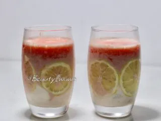 送你一杯好喝又美丽的思慕雪,如图，一杯粉色渐变思慕雪做好了