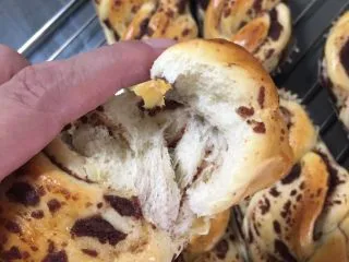 豆沙扭扭面包,撕开看拉丝明显,柔软的豆沙面包真的美味。