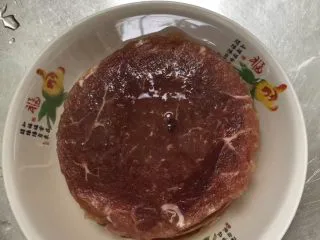 西餐菲力牛排,牛排静泡至几分钟除去血水，先下锅大火煮至变色起锅，凉干