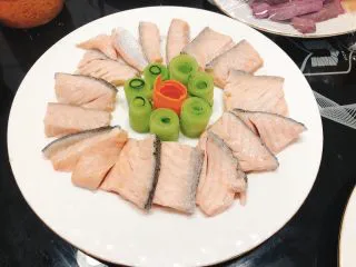 白灼沙拉三文鱼-西餐、年夜饭,摆上焯好的三文鱼，一片叠一片摆放整齐。